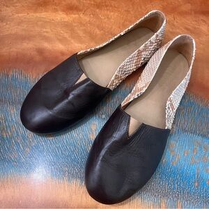 TKEES slip on flats closed toe leather size 7.5 made in Brazil brown snake print